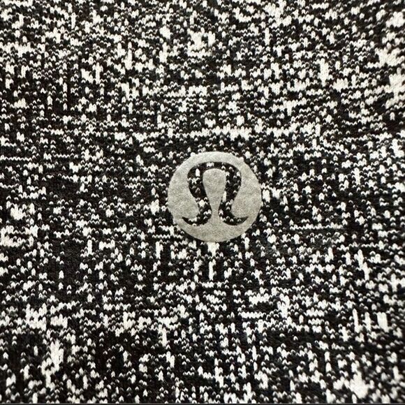 Lululemon grey and white print Wunder Under cropped capris. - Picture 4 of 6